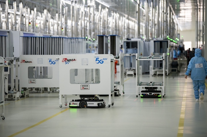 2024年1月10日，在位于浙江省金華市金義新區(qū)的潤(rùn)馬光能集團(tuán)金華工廠智能化生產(chǎn)車(chē)間里，AGV（自動(dòng)導(dǎo)引運(yùn)輸）小車(chē)忙碌穿梭在生產(chǎn)單元之間。圖源新華社