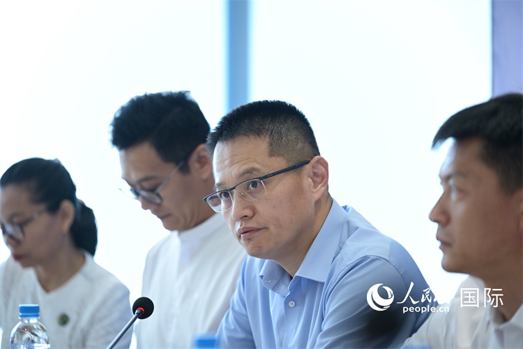 緬甸中國(guó)企業(yè)商會(huì)會(huì)長(zhǎng)、工商銀行仰光分行行長(zhǎng)劉銘介紹有關(guān)情況-人民網(wǎng)記者謝佳君攝