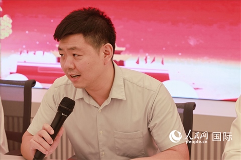 中國駐里約總領(lǐng)館領(lǐng)僑處處長齊冀在座談會(huì)上致辭。人民網(wǎng)記者 陳海琪攝