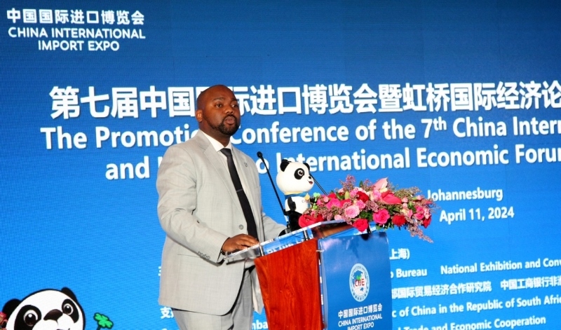 標準銀行集團企業(yè)與商業(yè)銀行部國際貿(mào)易總經(jīng)理武巴致辭。（圖片來源：中國國際進口博覽會官微）