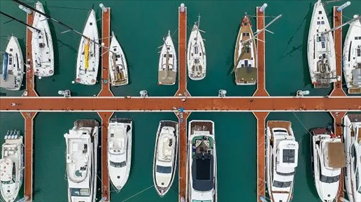 △超250艘船艇亮相第四屆消博會游艇展。