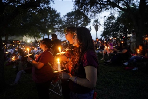 2023年5月24日，在美國得克薩斯州小城尤瓦爾迪，人們參加守夜儀式悼念校園槍擊遇害者。新華社記者吳曉凌攝