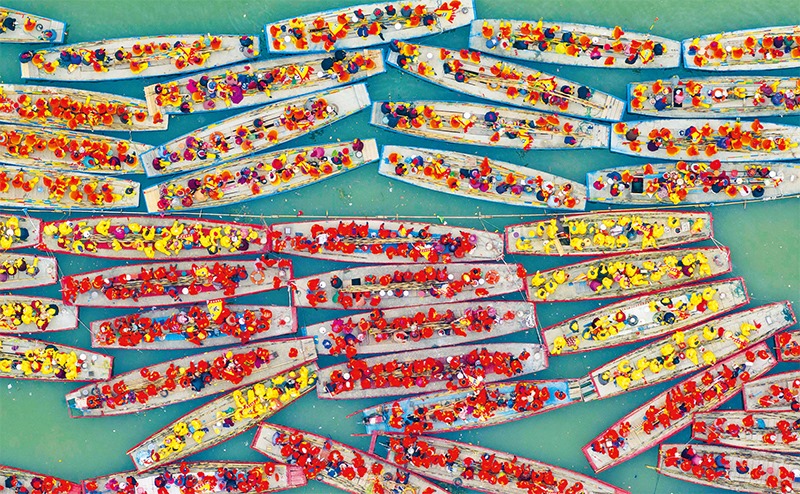 溱潼會船由南宋相沿至今，歷經(jīng)數(shù)百年傳承，被列入國家級非物質(zhì)文化遺產(chǎn)名錄。圖為2024年4月6日在江蘇省泰州市姜堰區(qū)溱湖國家濕地公園參加會船表演的船只。 新華社發(fā) 湯德宏/攝