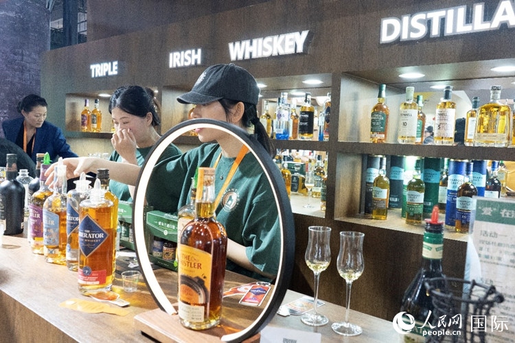 第四屆中國國際消費品博覽會愛爾蘭國家館內(nèi)的參展商。人民網(wǎng) 常沙攝