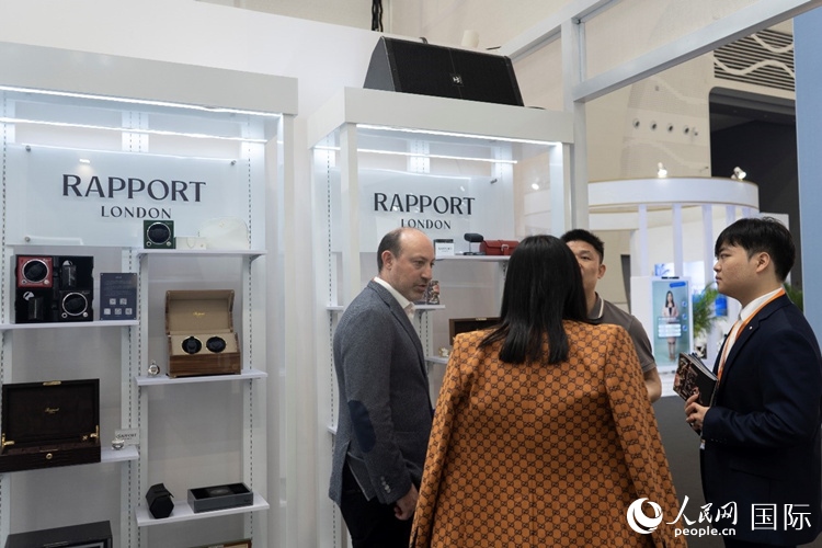 客商在第四屆中國國際消費品博覽會英國國家館內(nèi)交談。人民網(wǎng) 常沙攝