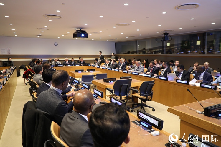 40多國(guó)常駐代表、副代表以及聯(lián)合國(guó)工發(fā)組織、糧農(nóng)組織、區(qū)域經(jīng)委會(huì)、南南合作辦公室等聯(lián)合國(guó)機(jī)構(gòu)官員等100多人參加全球發(fā)展倡議之友小組高級(jí)別會(huì)議。 人民網(wǎng)記者 李志偉攝