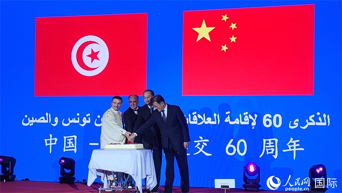 與會嘉賓共同切紀念蛋糕，從左至右分別為突尼斯國家旅游局局長侯賽因、突尼斯駐華大使阿迪勒·阿拉比、外交部副部長鄧勵、中國人民對外友好協(xié)會副會長李希奎。人民網(wǎng)記者 萬宇攝