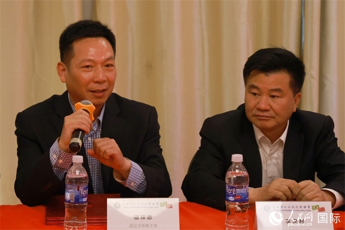 武漢市僑聯(lián)主席徐祥忠（左）在座談會上致辭。人民網(wǎng)記者 陳海琪攝