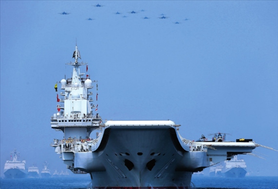 制空作戰(zhàn)梯隊(duì)飛越航母編隊(duì)上空（2018年攝）。 張雷攝