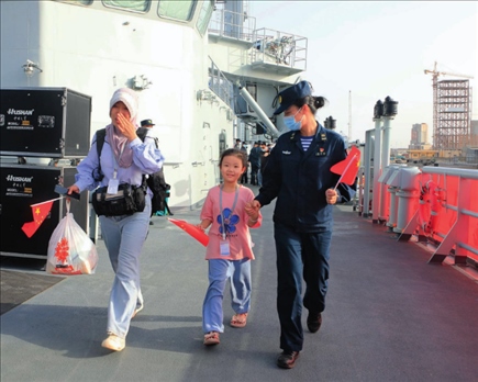 海軍軍艦赴蘇丹緊急撤離我在蘇丹人員。圖為海軍官兵帶領(lǐng)同胞登艦（2023年4月26日攝）。丁家興攝