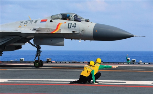 遼寧艦起飛助理作出放飛手勢(shì)，殲-15艦載戰(zhàn)斗機(jī)起飛（2020年4月攝）。張凱攝