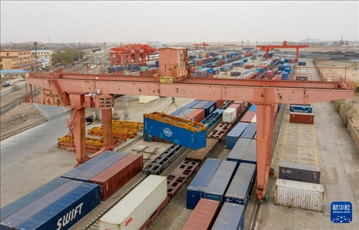 4月21日，二連浩特鐵路口岸龍門吊吊裝中歐班列集裝箱（無人機(jī)照片）。 新華社發(fā)（張海峰攝）