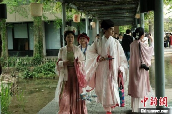 年輕人盛裝過“漢服節(jié)”。毛瑜 攝