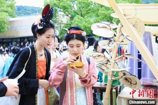 漢服愛好者逛集市。中國絲綢博物館 供圖