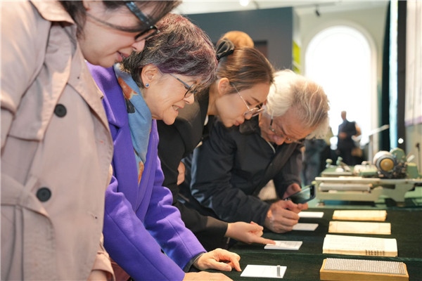 觀眾被中國文字的魅力吸引。主辦方供圖