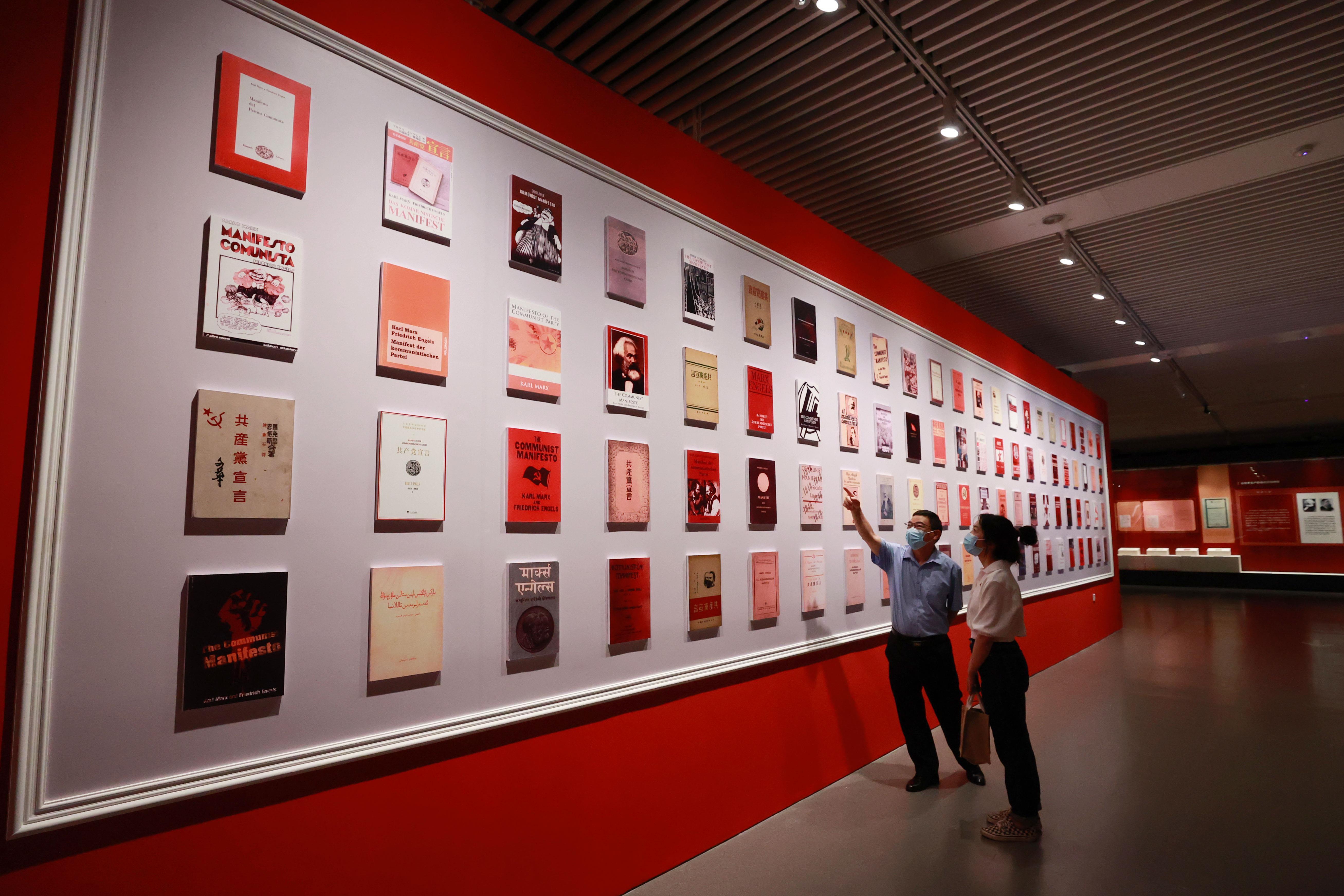 △2021年8月5日，觀眾在國(guó)家圖書(shū)館觀看不同版本的《共產(chǎn)黨宣言》。