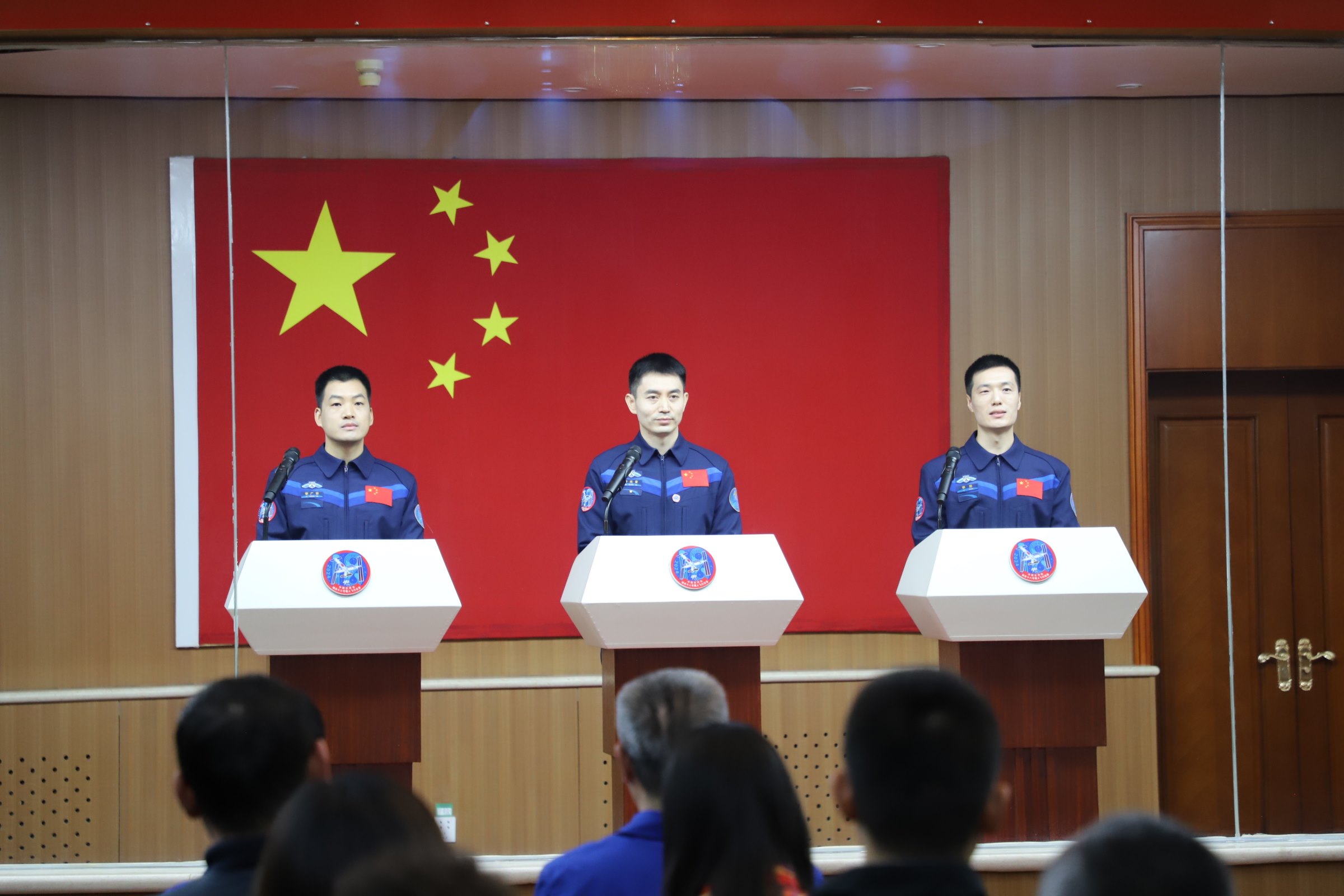 神舟十八號航天員與中外媒體記者集體見面。人民網(wǎng)記者 黃帆攝