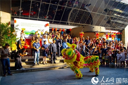 巴西民眾在里約天文館前觀看舞獅表演。四川省文化和旅游廳供圖。