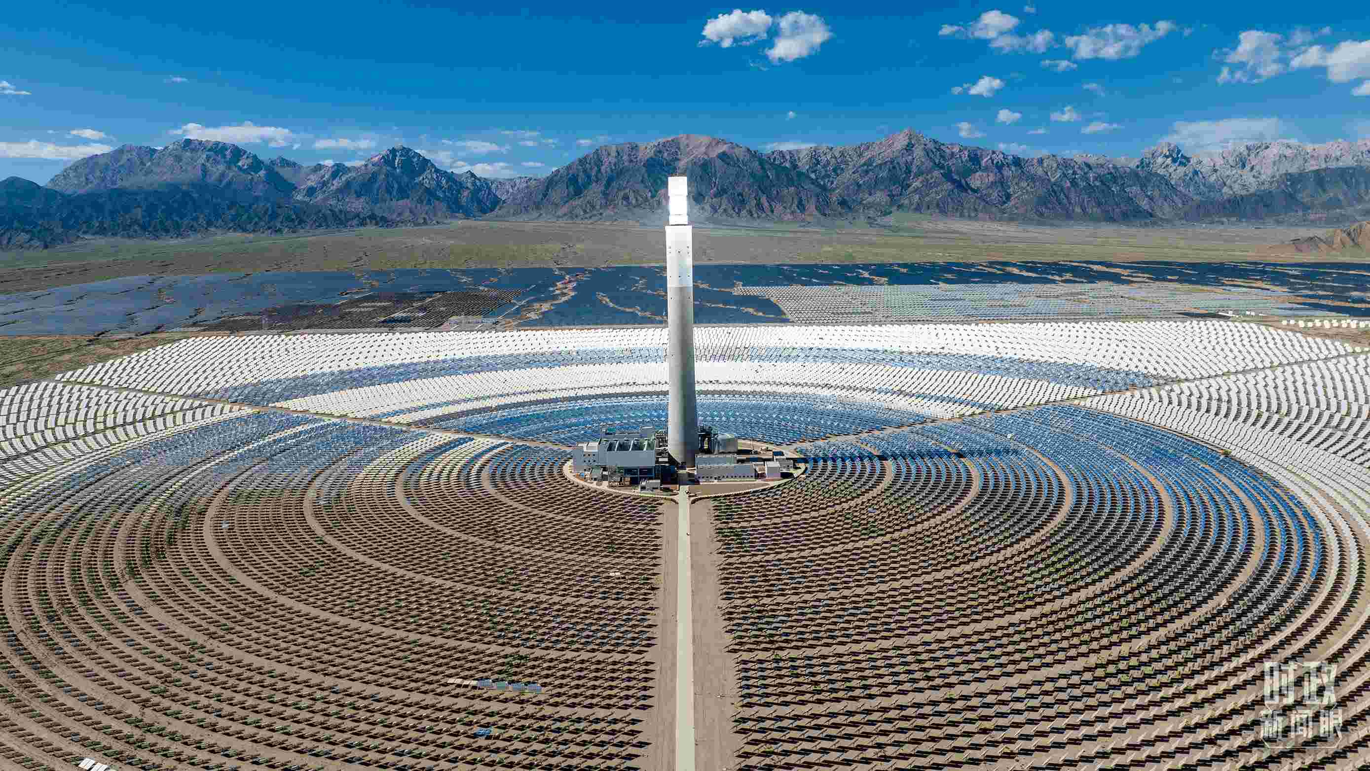 △青海海西德令哈塔式熔鹽儲(chǔ)能光熱發(fā)電廠。（圖/視覺(jué)中國(guó)）