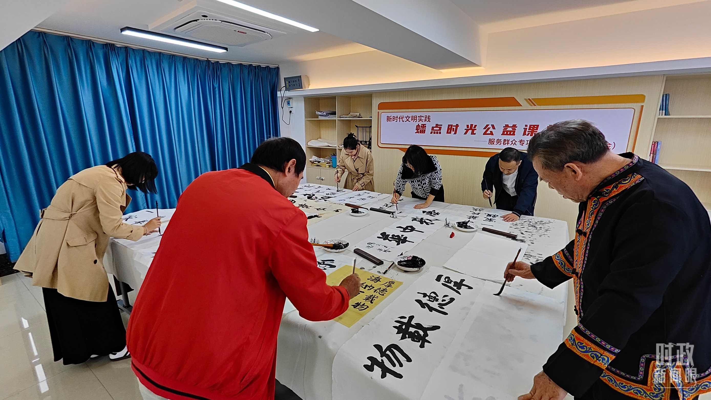 △廣西南寧市多民族社區(qū)——盤(pán)龍社區(qū)居民練習(xí)書(shū)法。（總臺(tái)央視記者楊立峰拍攝）