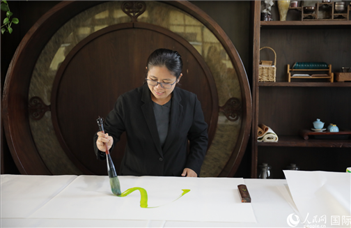 緬甸駐華大使館副館長、公使銜參贊杜欣瑪泰參加《五百筆·瀾湄合作》集體藝術(shù)創(chuàng)作。人民網(wǎng)王婧攝