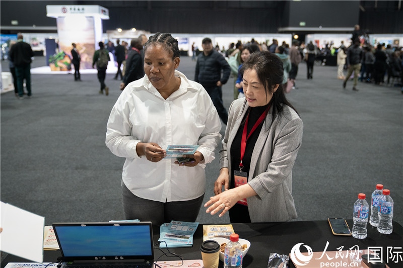 中企工作人員和當(dāng)?shù)厍舐氄呓徽?。希拉茲攝