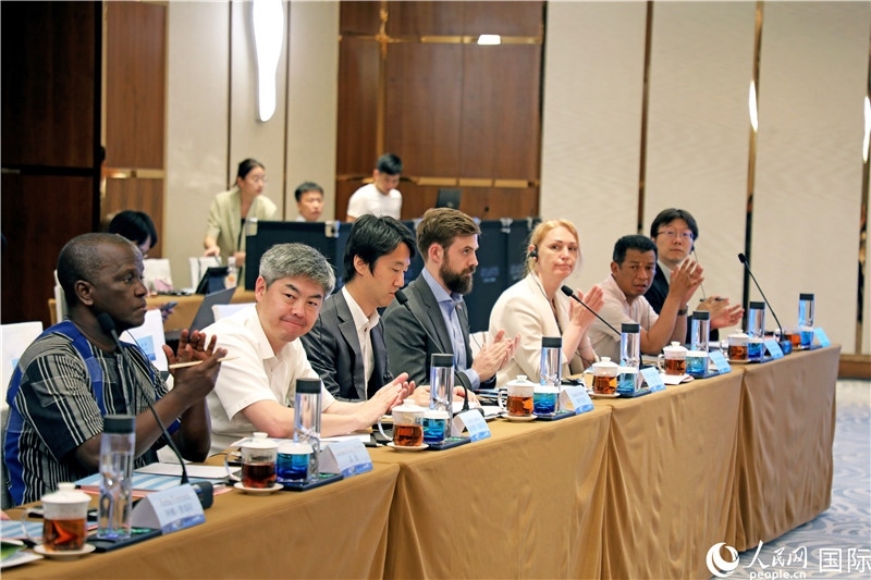 參加產(chǎn)業(yè)對接會的各國駐華使節(jié)。人民網(wǎng)記者趙益普攝