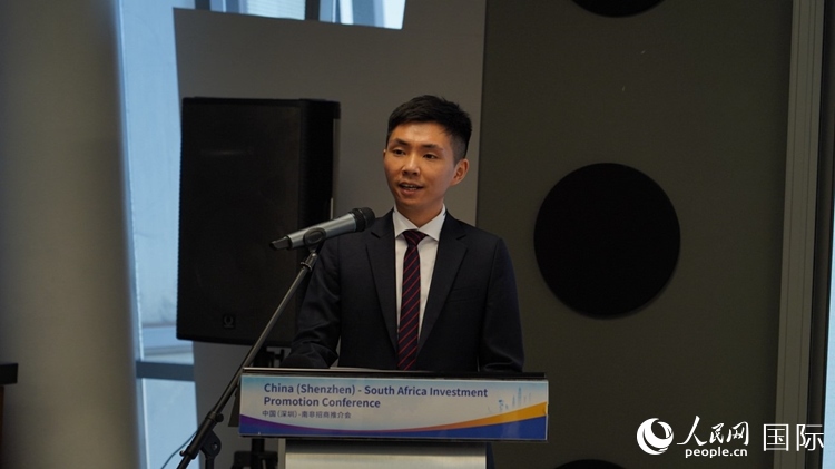 深圳市黃金珠寶首飾行業(yè)協(xié)會副會長李澤鋒介紹深圳市黃金珠寶產(chǎn)業(yè)發(fā)展情況。人民網(wǎng) 劉暢攝