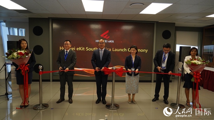 嘉賓出席華為分銷子品牌坤靈出海南非剪彩儀式。 人民網(wǎng) 劉暢攝
