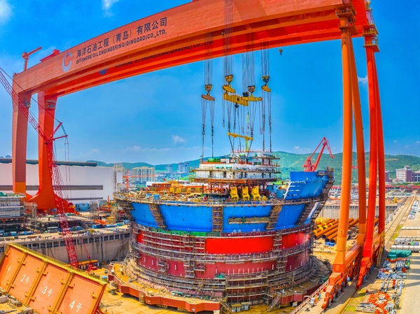 “海葵一號”通過雙龍門吊進(jìn)行總裝。侯憲鵬攝