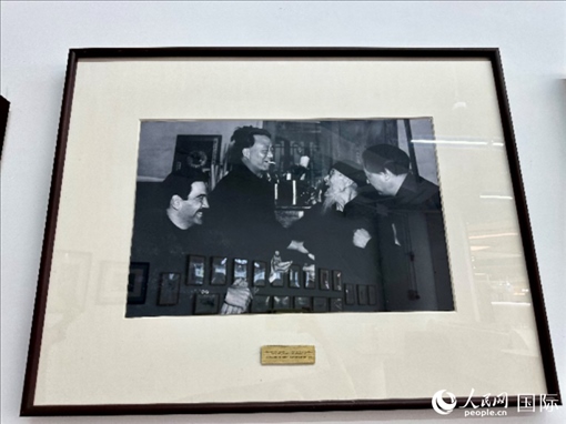 萬徒勒里（左一）與艾青、蕭三、齊白石的老照片。人民網(wǎng)記者 周雨攝
