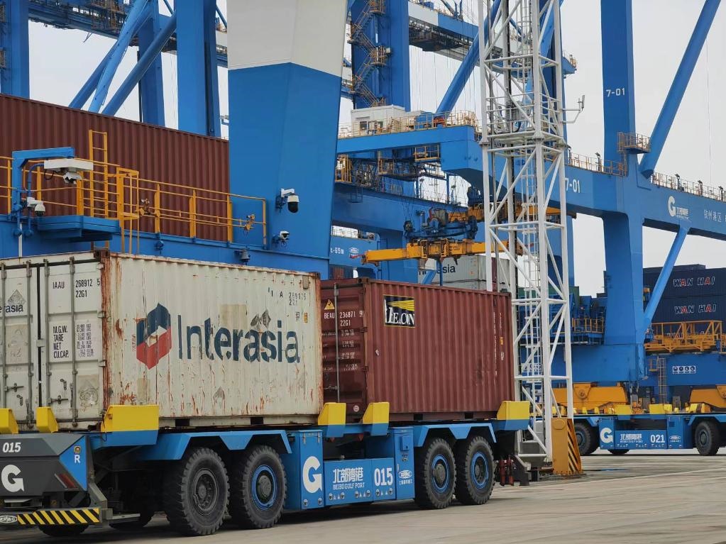 在欽州自動(dòng)化集裝箱碼頭，智能導(dǎo)引運(yùn)輸車在運(yùn)送集裝箱。新華社記者趙歡 攝