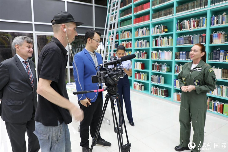 巴西高等防務學院院長卡拉·利里奧·馬丁斯接受了人民網的視頻采訪。 人民網記者 陳一鳴攝