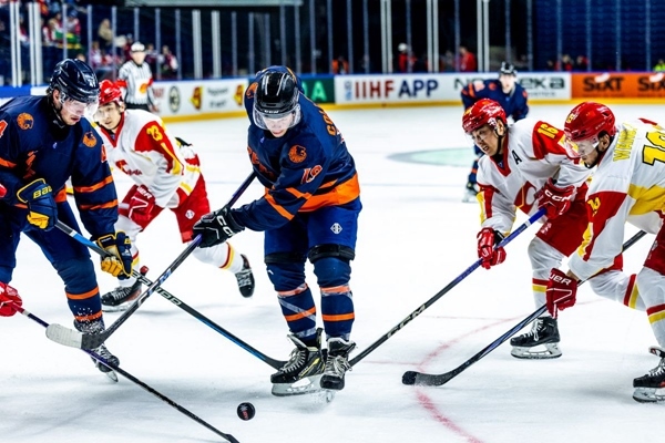 雙方球員爭(zhēng)搶。圖片來源：國際冰聯(lián)