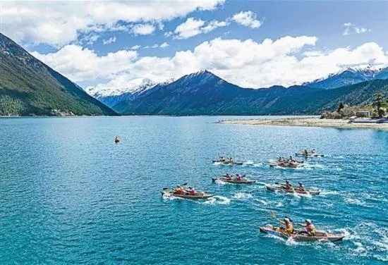 2024年4月20日，2024年巴松措國際漂流公開賽的選手在比賽中。 新華社記者 孫非攝