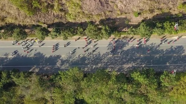 1月6日，健身愛好者在徒步活動(dòng)中（無人機(jī)照片）。新華社記者 黃國保攝