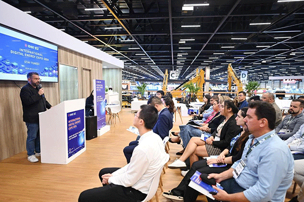 當(dāng)?shù)貢r(shí)間4月26日，深圳市發(fā)展和改革委員會(huì)在巴西圣保羅國(guó)際工程機(jī)械及礦山機(jī)械展上舉行專題推介會(huì)，介紹將于今年下半年在深圳市舉辦的2024國(guó)際數(shù)字能源展。 2024國(guó)際數(shù)字能源展組委會(huì)供圖