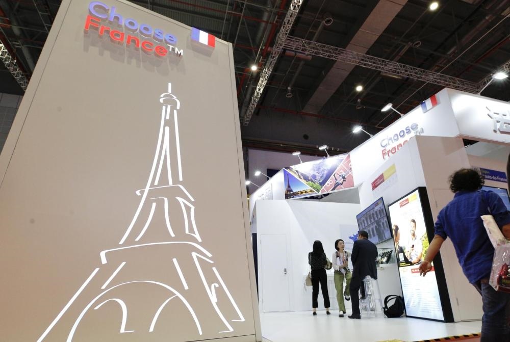 2019年11月5日，第二屆中國國際進(jìn)口博覽會(huì)在上海國家會(huì)展中心開幕。這是參觀者走過法國國家館。新華社記者 張玉薇 攝