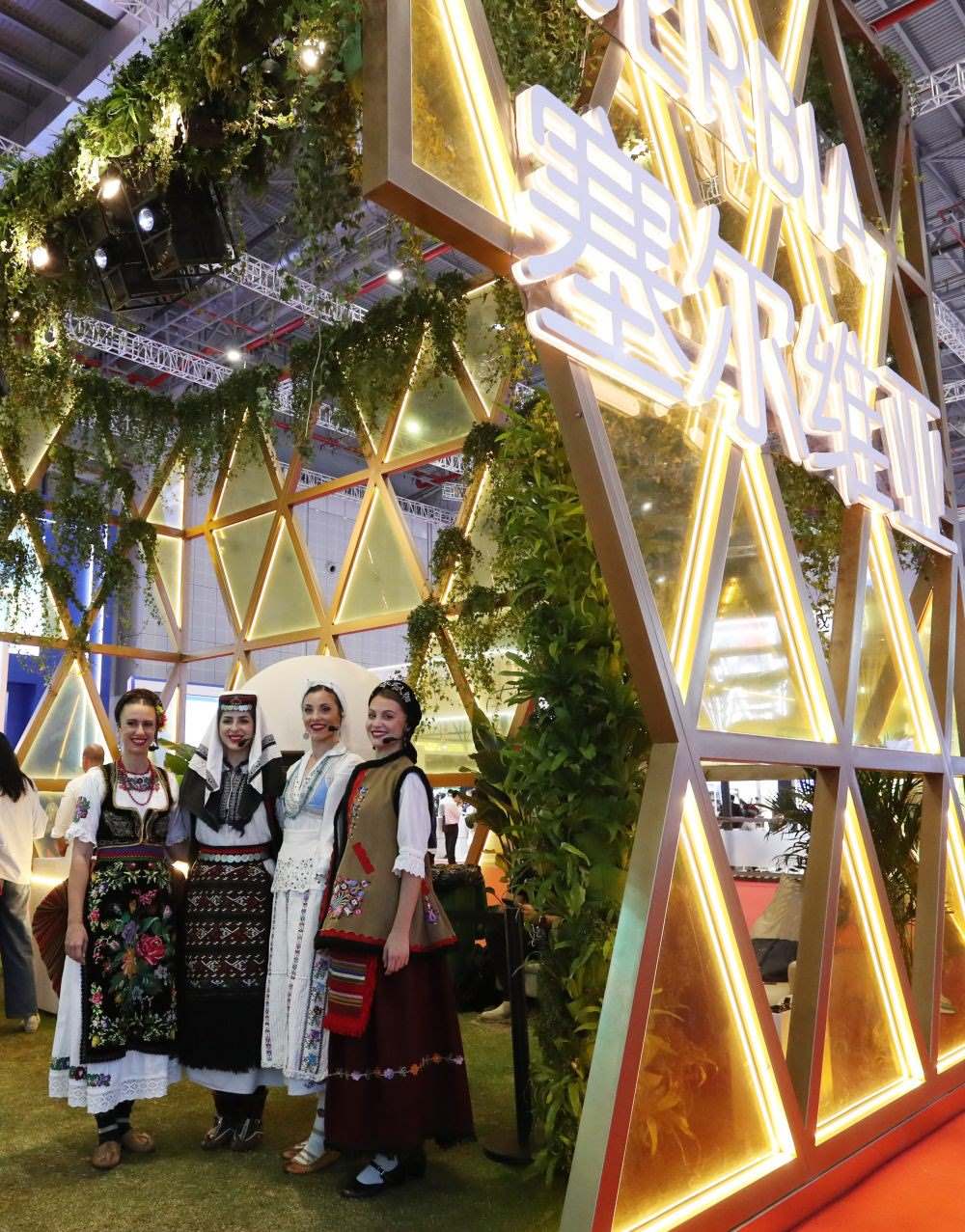 2023年11月6日，身著傳統(tǒng)服飾的演職人員在上海進(jìn)博會(huì)國家展塞爾維亞展臺(tái)迎接參觀者。第六屆進(jìn)博會(huì)國家展全面恢復(fù)線下舉辦，洪都拉斯、塞爾維亞、越南、南非、哈薩克斯坦作為本屆進(jìn)博會(huì)主賓國在國家展亮相。新華社記者 方喆 攝