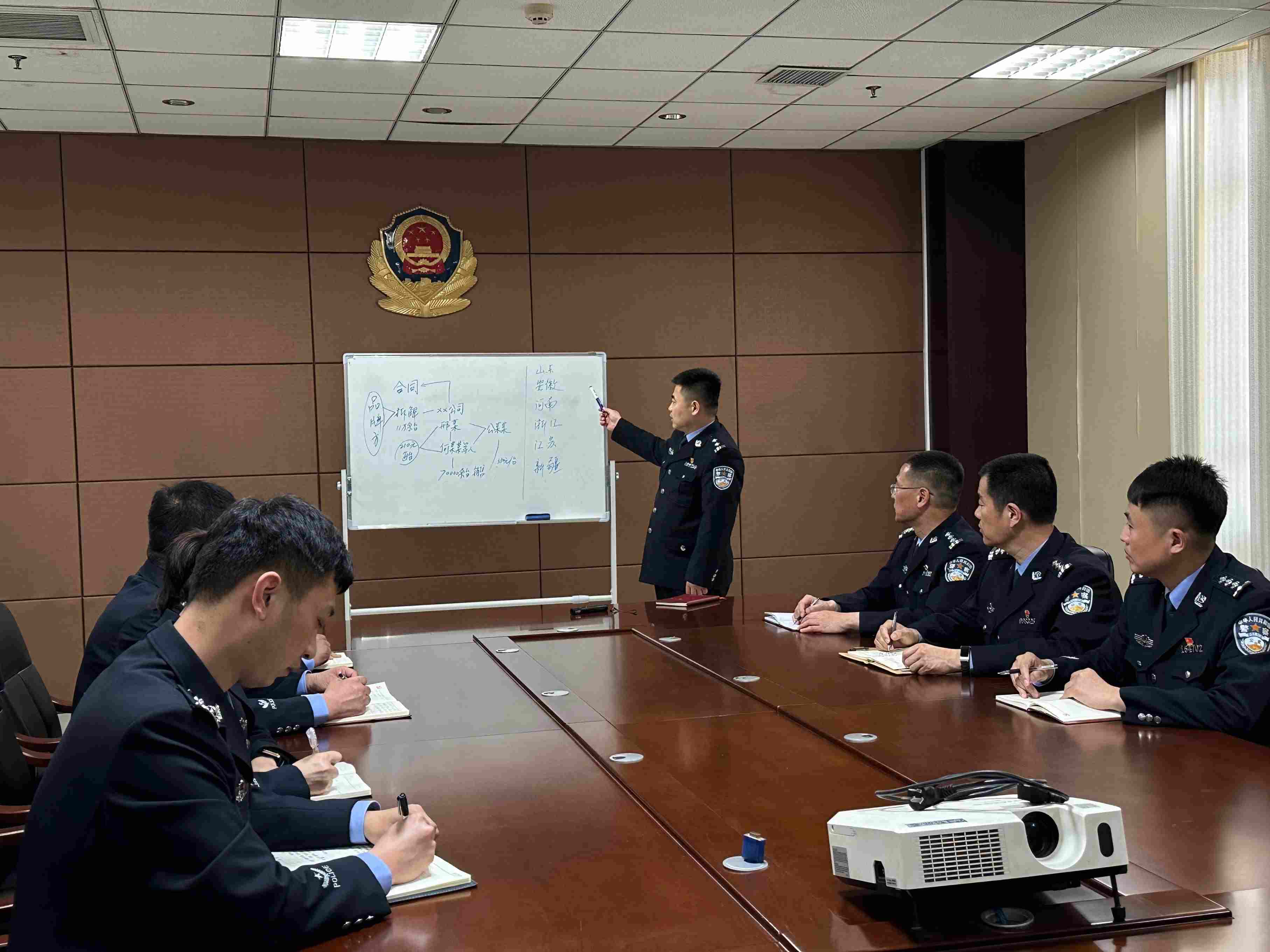 專案組辦案民警介紹案情。人民網(wǎng)記者 郝萍攝