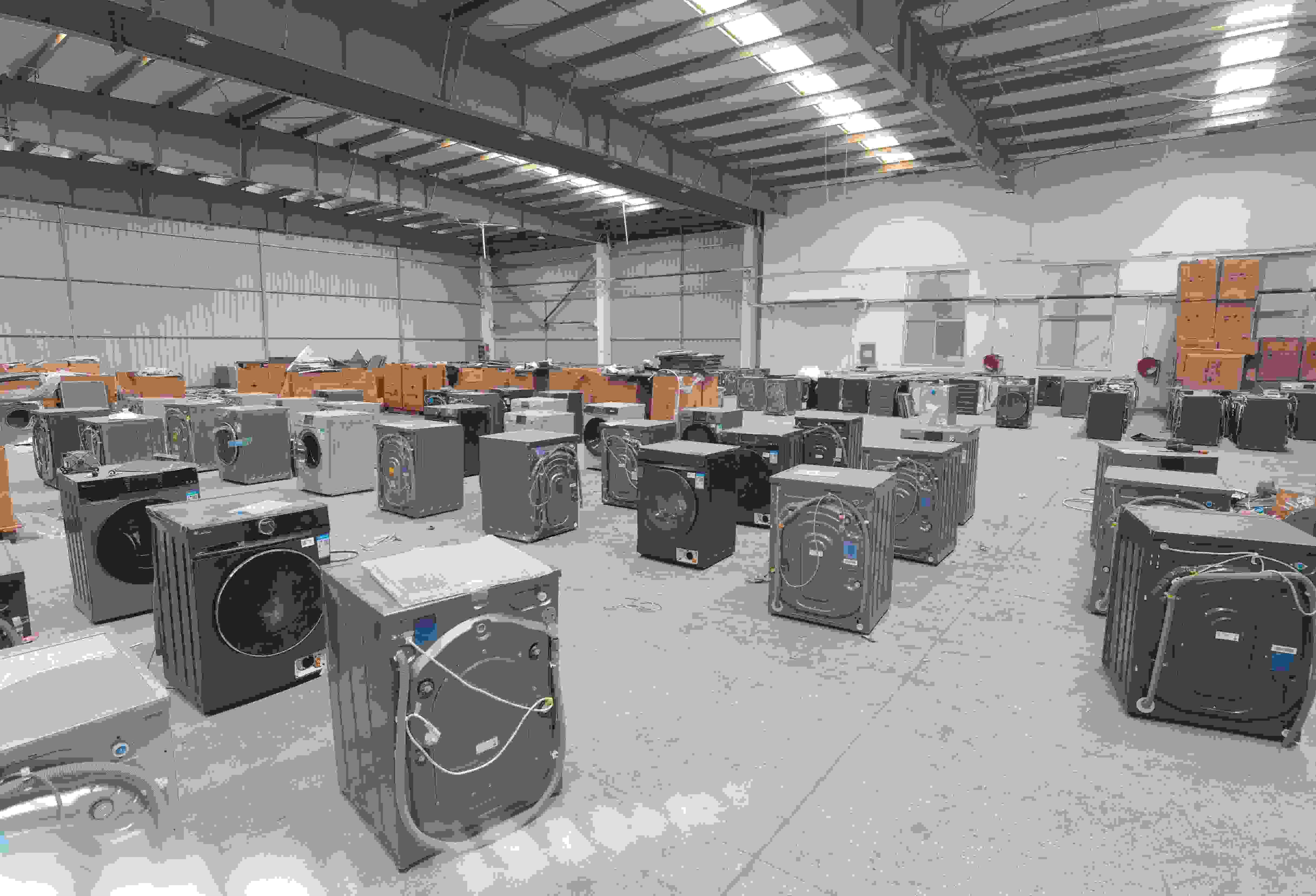 專案組民警查扣涉案場(chǎng)所及假冒知名品牌洗衣機(jī)。巨野警方供圖