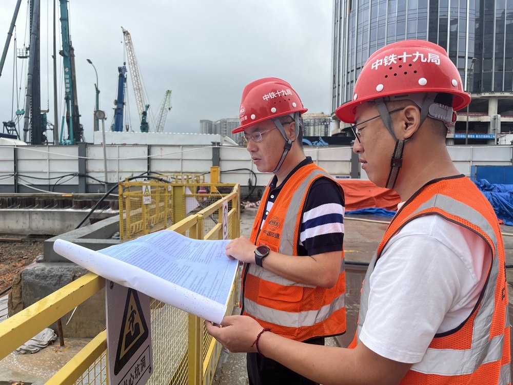 2024年4月26日，深圳市五一勞動(dòng)獎(jiǎng)?wù)芦@得者、中鐵十九局軌道公司項(xiàng)目副經(jīng)理夏荔（左）在穗莞深城際鐵路前皇段皇崗口岸站建設(shè)現(xiàn)場(chǎng)忙碌。新華社發(fā)