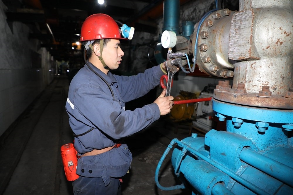 2024年4月30日，冀中能源峰峰集團(tuán)新屯礦機(jī)電區(qū)副區(qū)長(zhǎng)顧博在井下泵房檢修水泵。新華社發(fā)