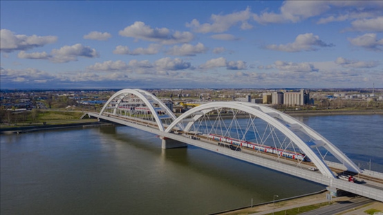 △2024年3月12日，一列火車運(yùn)行在匈塞鐵路塞爾維亞境內(nèi)貝諾段諾維薩德多瑙河大橋上。