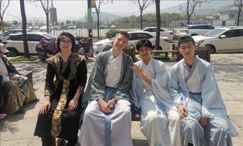 匈牙利學(xué)生與襄陽三十六中學(xué)生友好交流。