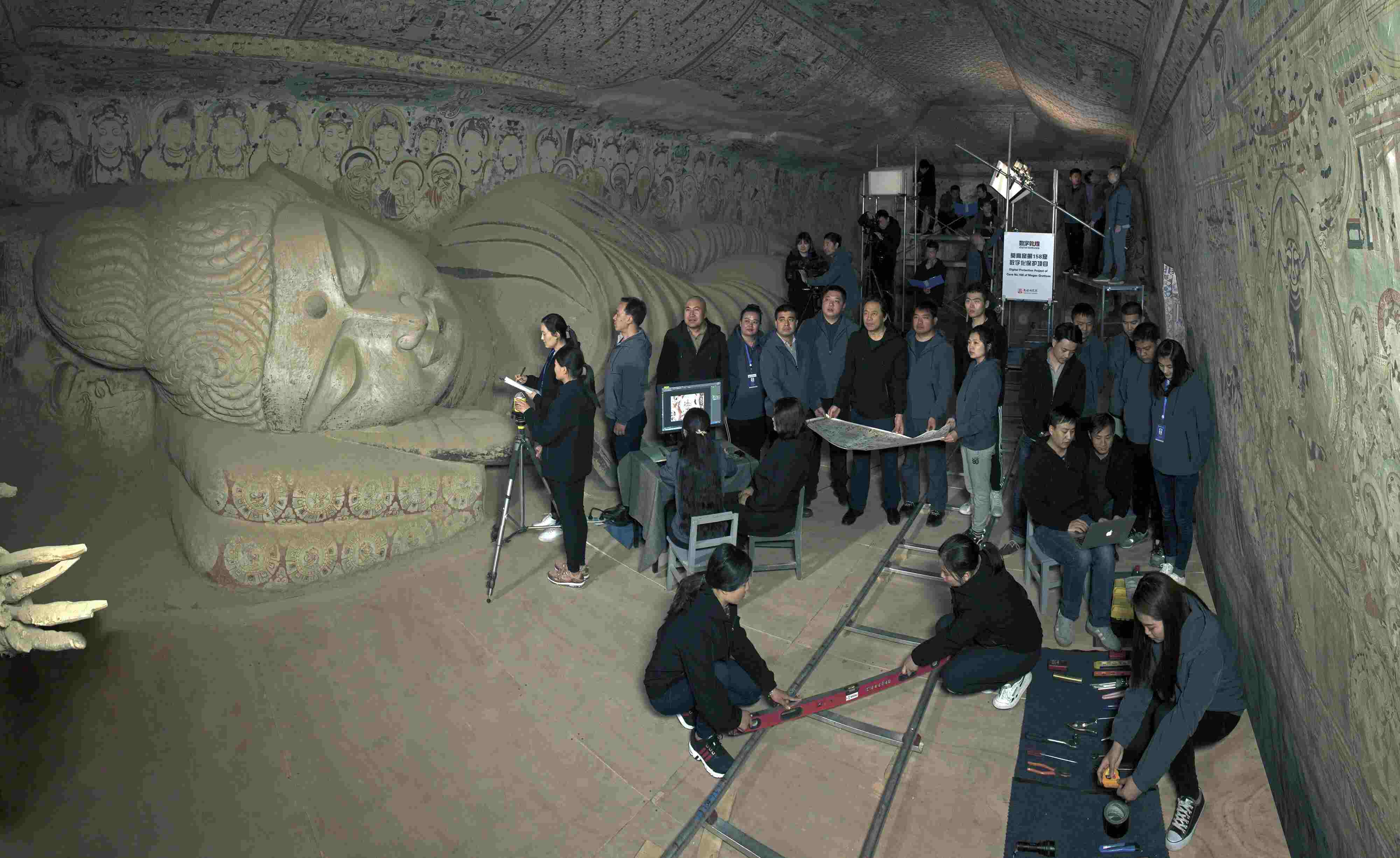 敦煌研究院文物數(shù)字化團(tuán)隊(duì)在莫高窟第158窟工作現(xiàn)場(chǎng)。敦煌研究院供圖