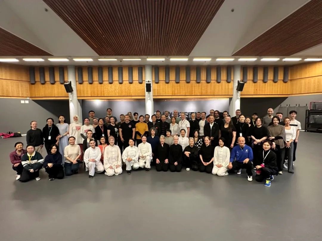 陳正雷老師與培訓班全體學員合影留念。斯德哥爾摩中國文化中心供圖