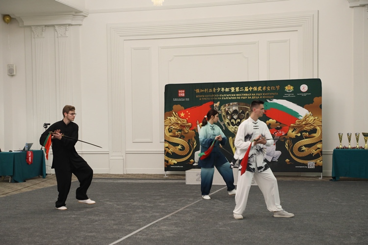 武術(shù)愛好者現(xiàn)場表演。索非亞中國文化中心供圖