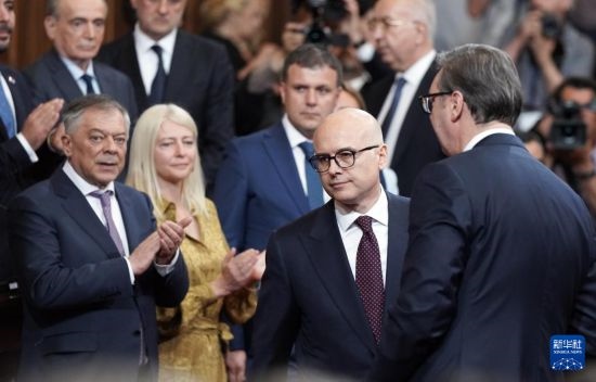  5月2日，在塞爾維亞貝爾格萊德，新一任政府總理武切維奇（中）出席就職儀式。新華社發(fā)（普雷德拉格·米洛薩夫列維奇攝）