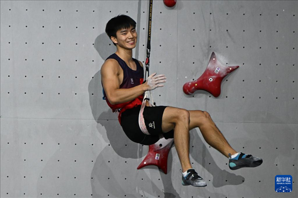 2024年4月13日，在江蘇吳江舉行的2024年國際攀聯(lián)攀巖世界杯（吳江站）男子速度決賽中，中國選手伍鵬獲得冠軍。圖為中國選手伍鵬在決賽后慶祝。新華社發(fā)（王須中攝）